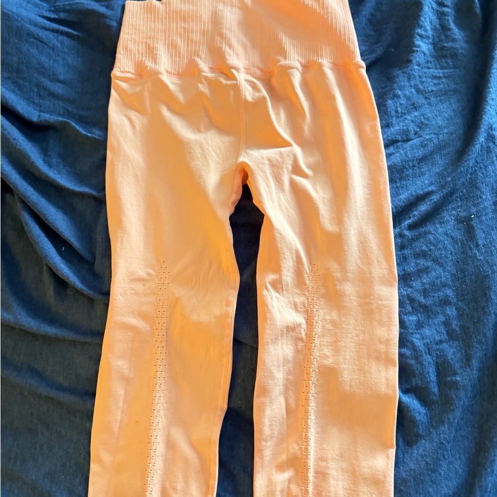 FREE PEOPLE. Orange leggings M/L
Brand new no tags
Dog friendly hom
Make offer